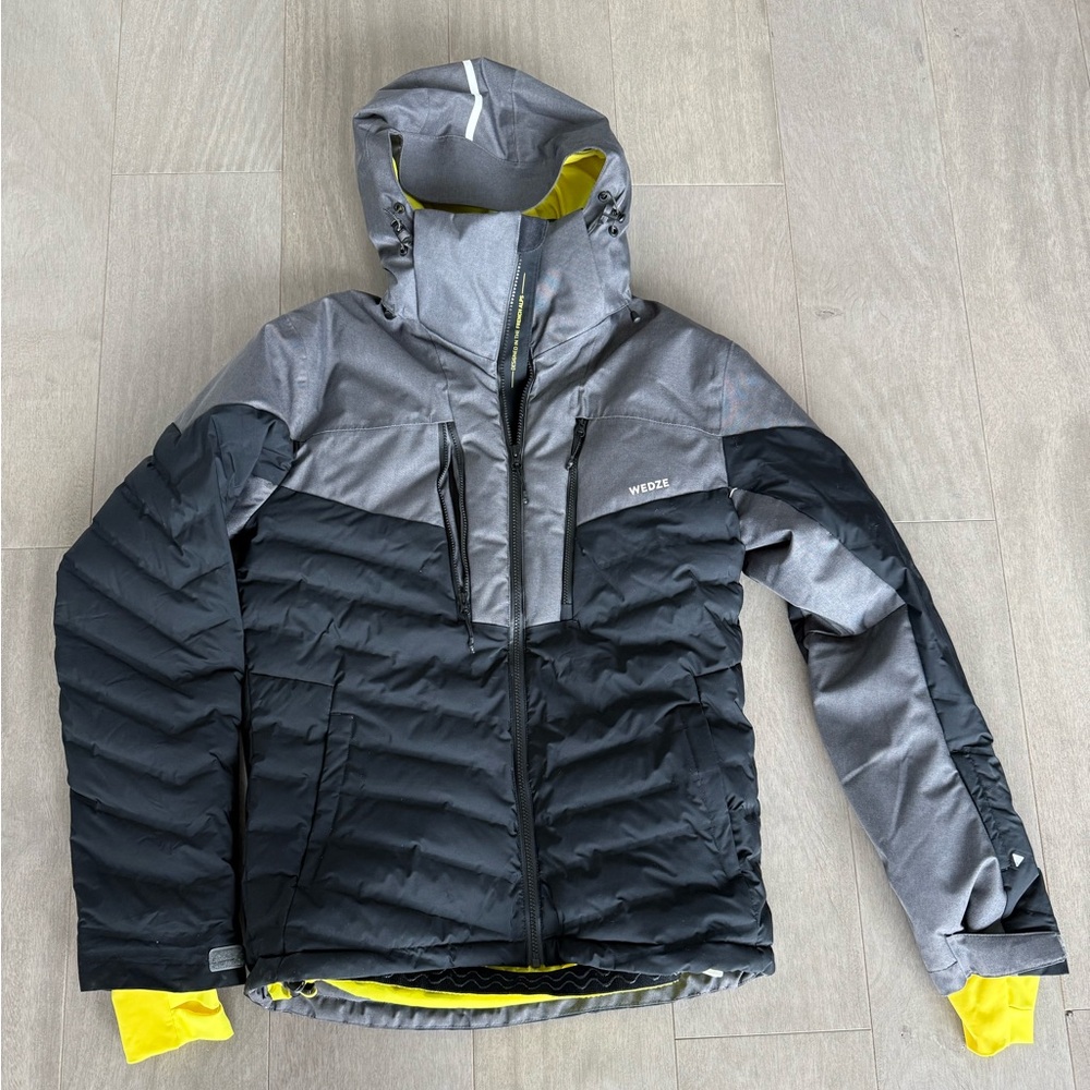 Wedze Decathalon Men's Black and Gray Ski Jacket with Yellow Accents